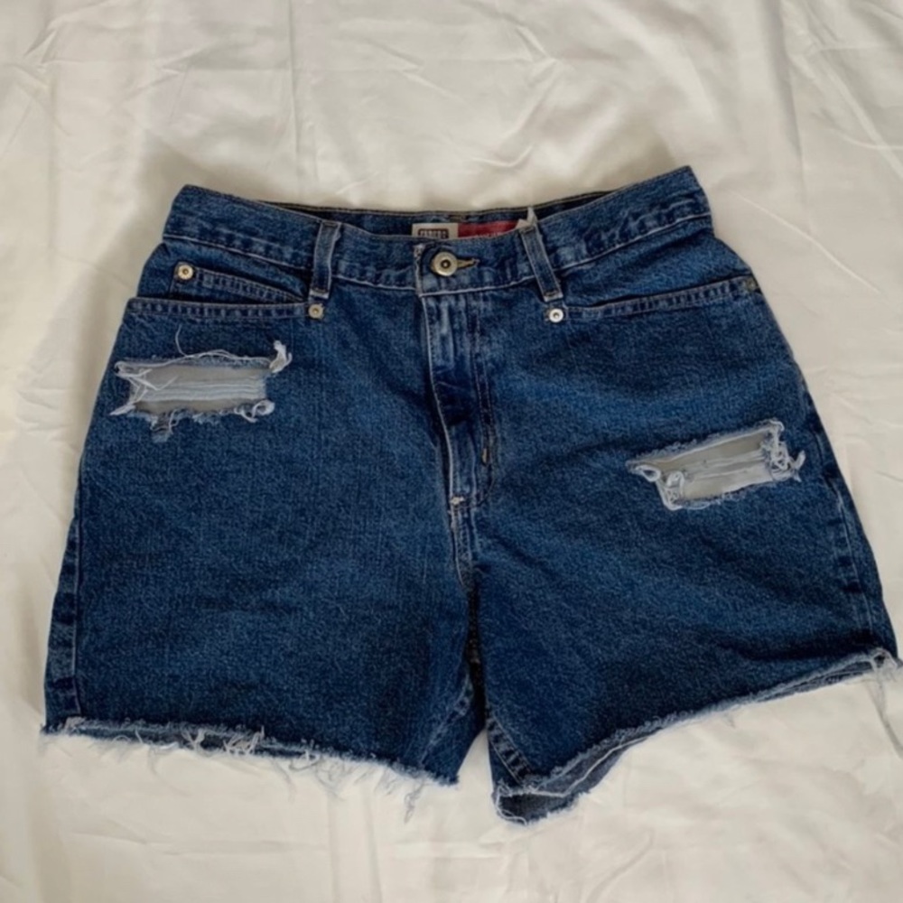 nice fitted mom shorts.